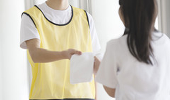 プレゼントを手渡す様子