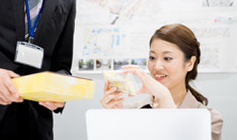 差し入れを受け取る様子